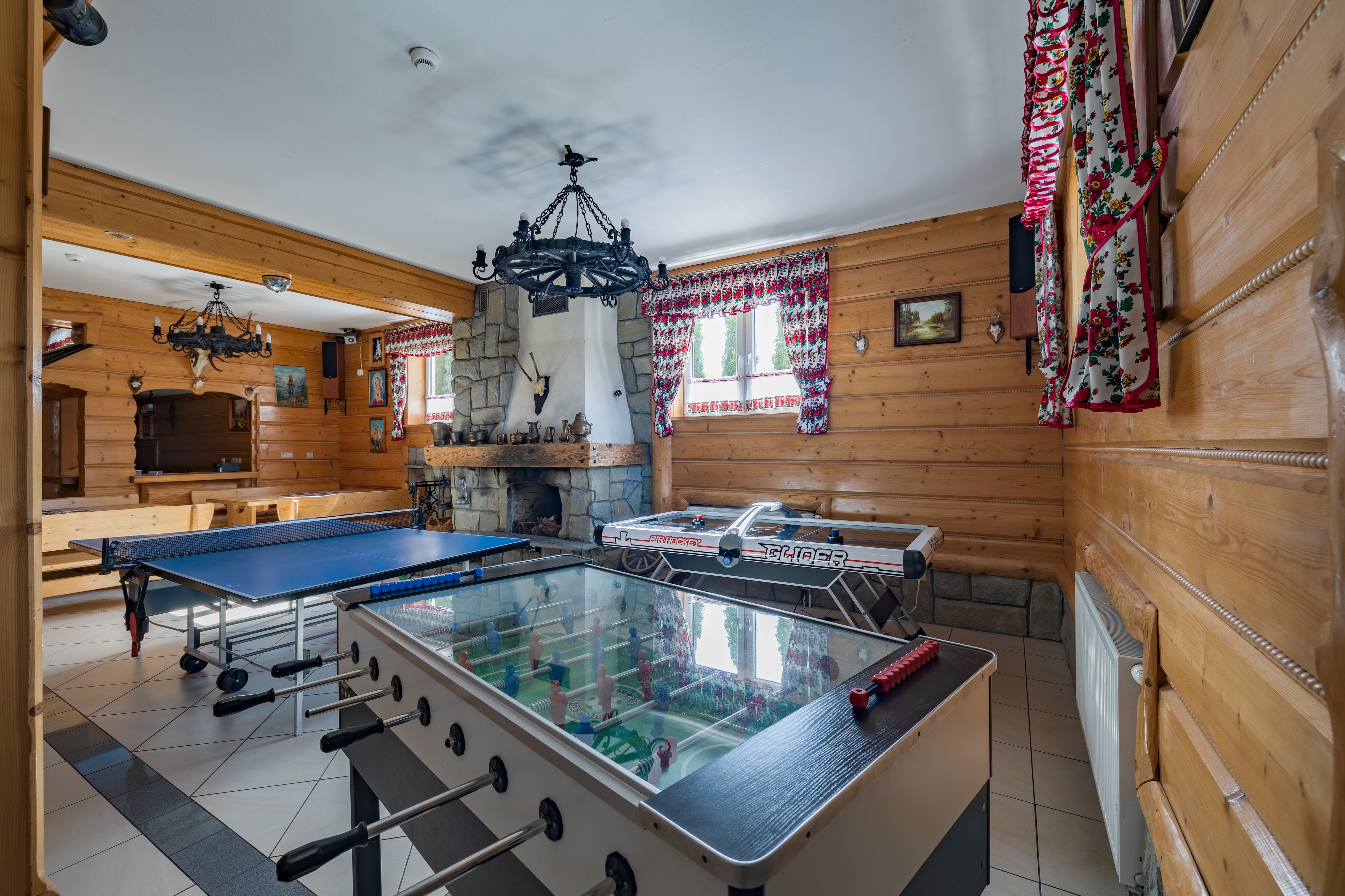 Tatrzański Gościniec sala regionalna ze stołem do ping-ponga